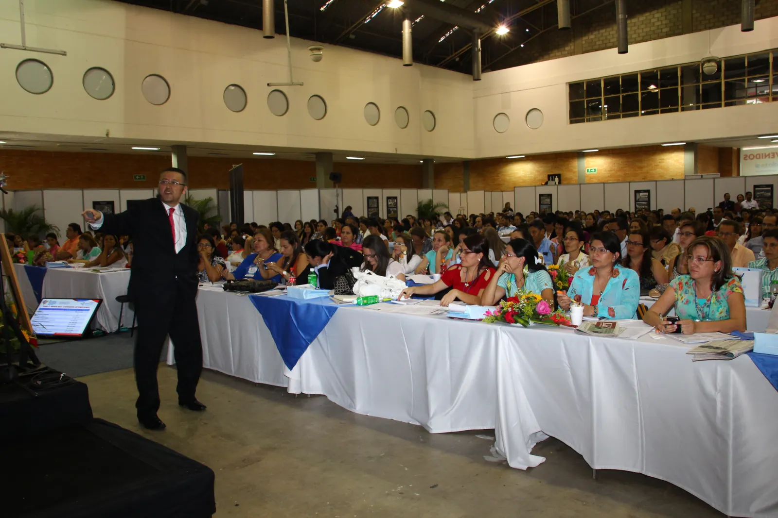 Registro fotográfico grupal del Congreso Nacional de Actualización Tributaria, edición 2014.