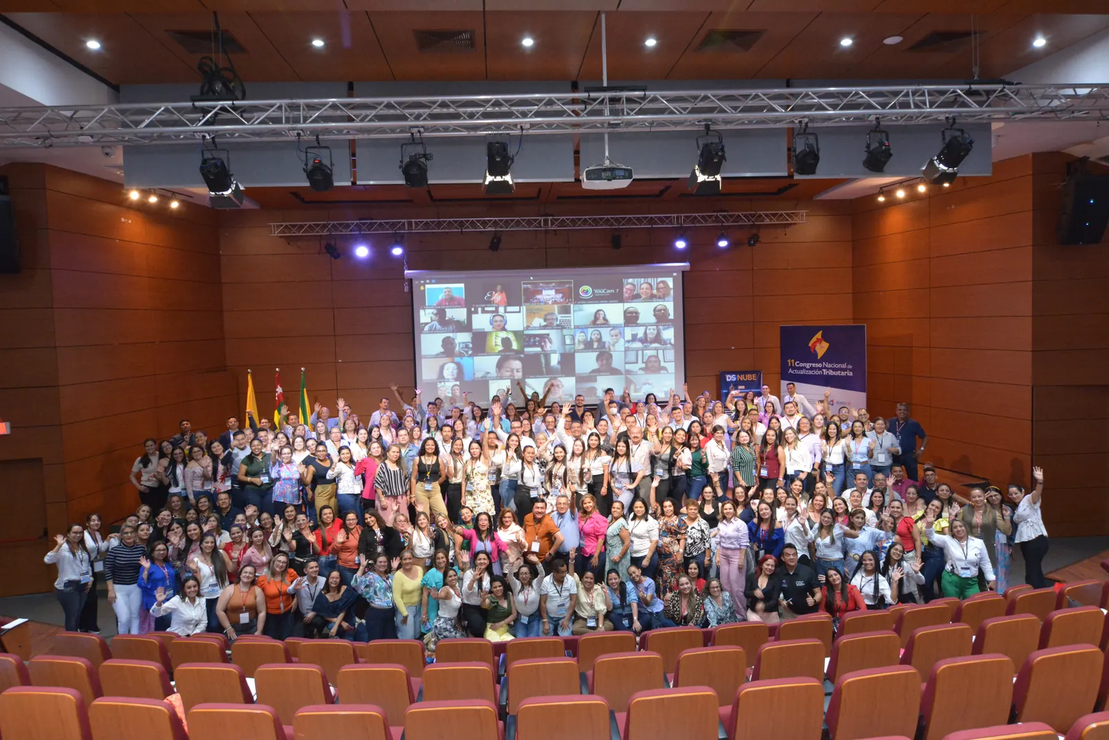 Registro fotográfico grupal del Congreso Nacional de Actualización Tributaria, edición 2023.