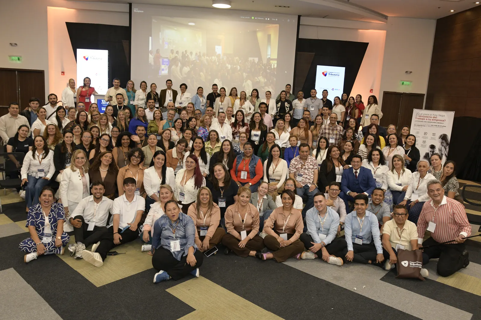 Registro fotográfico grupal del Congreso Nacional de Actualización Tributaria, edición 2026.