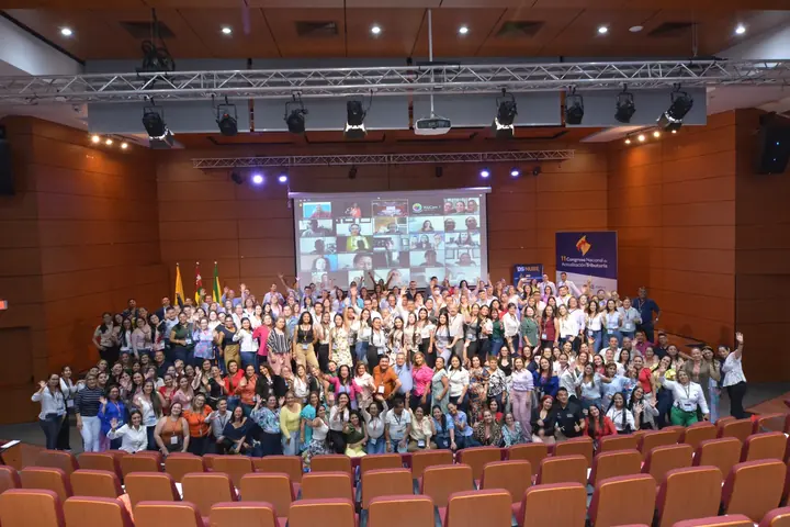 Registro fotográfico grupal del Congreso Nacional de Actualización Tributaria, edición 2023.