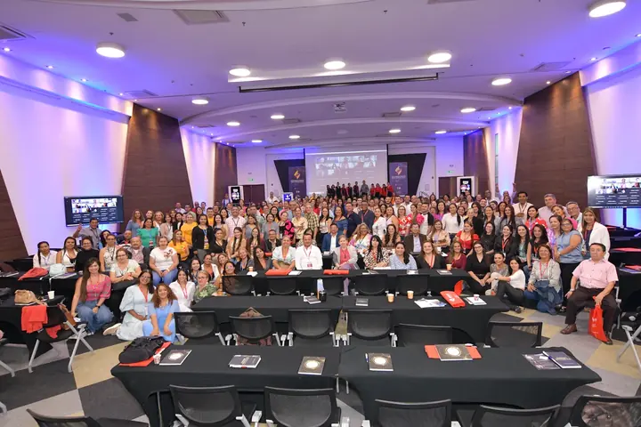 Registro fotográfico grupal del Congreso Nacional de Actualización Tributaria, edición 2024.